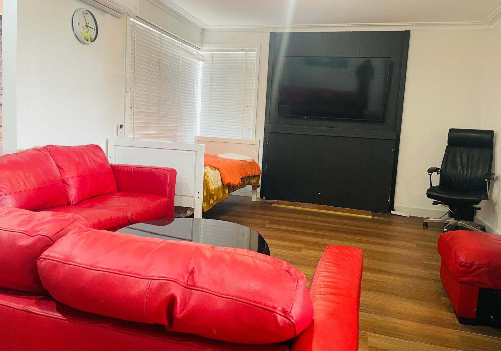 House At Train Station Thomastown Holiday home