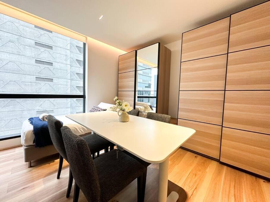 Stylish Urban Retreat In Cbd Apartment Melbourne