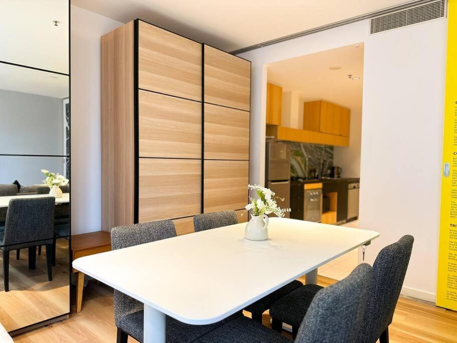 Apartment Stylish Urban Retreat In Cbd *