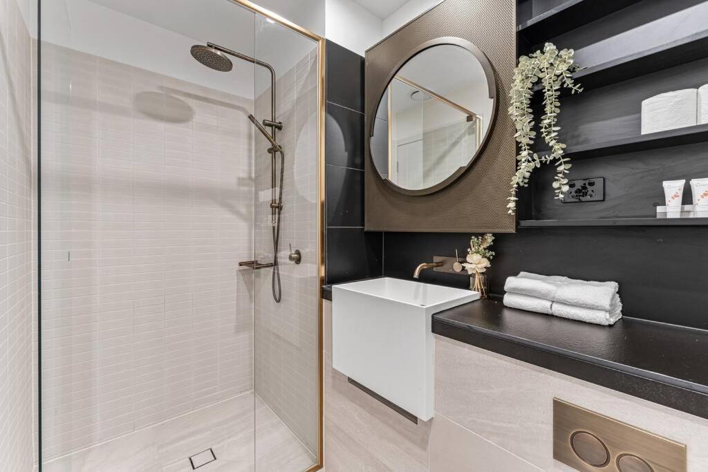 Everly-luxurious Sky Homes-2b1b * Melbourne