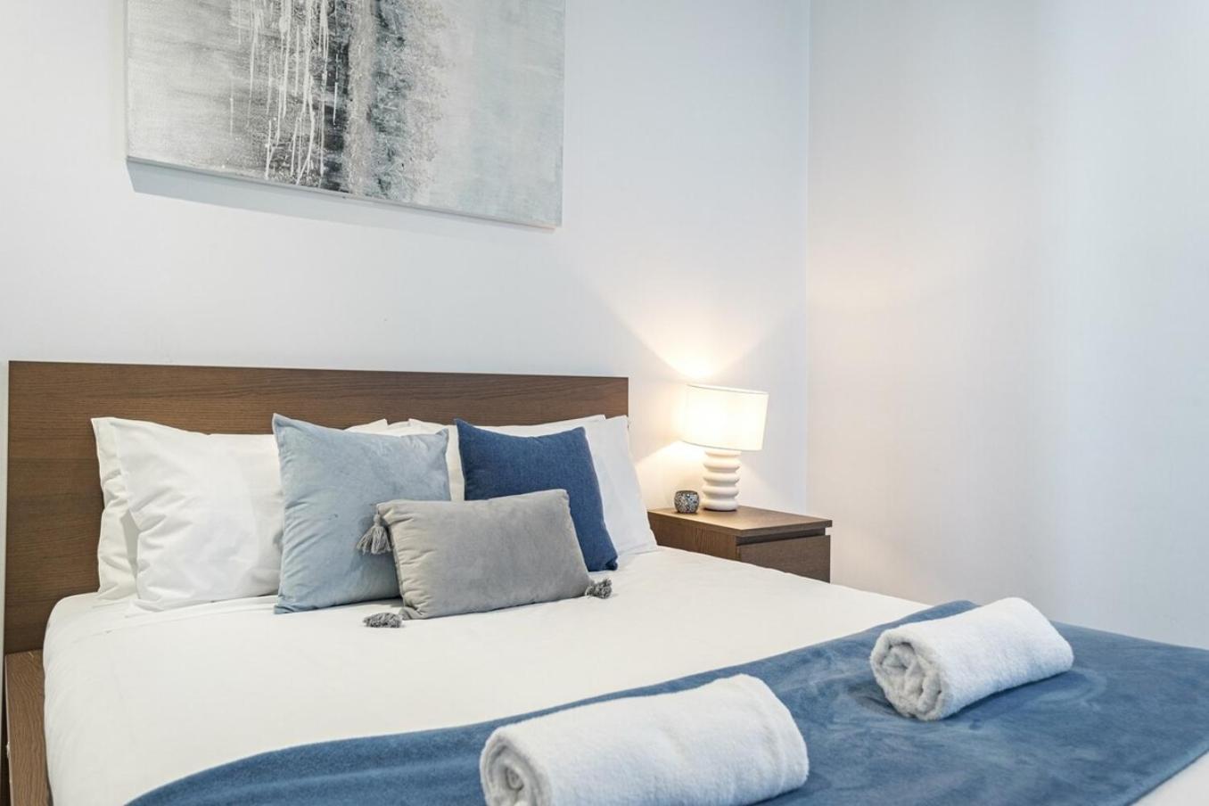Lovely 2br Balcony Wifi Cbd Apartment *