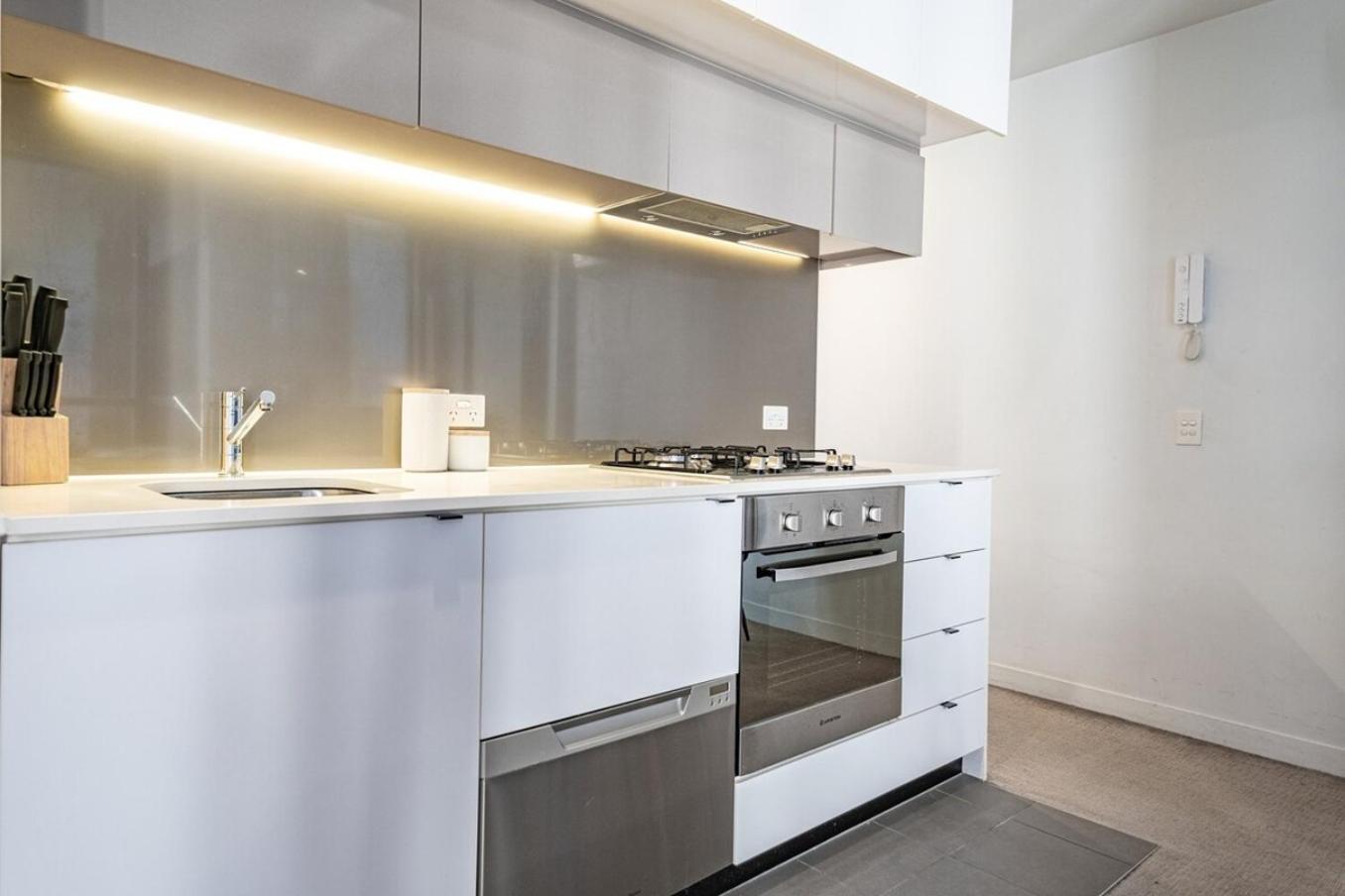 Lovely 2br Balcony Wifi Cbd Apartment