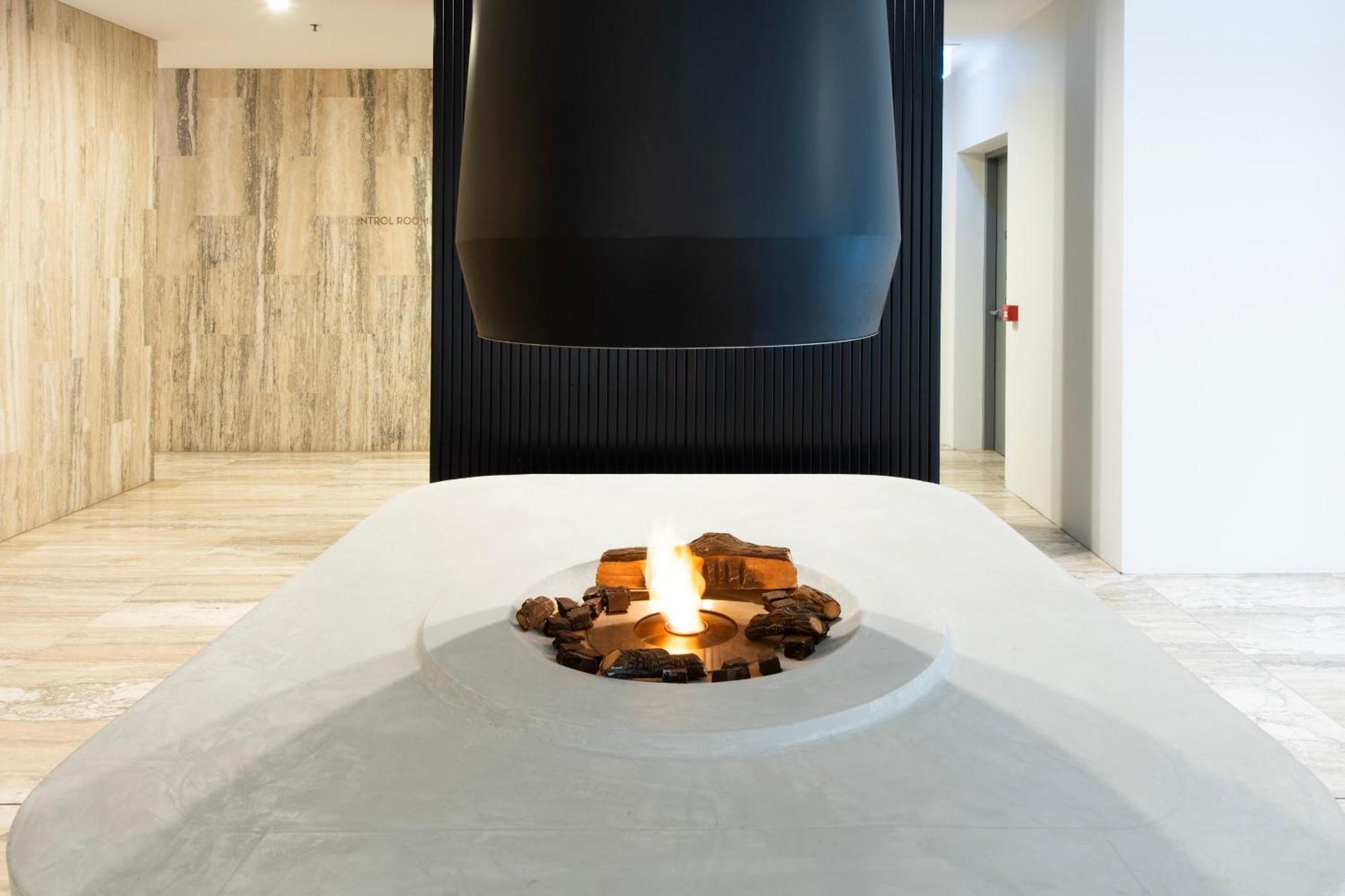 Spectacular 3-bedroom Penthouse With Private Lift On St Kilda Rd Apartment
