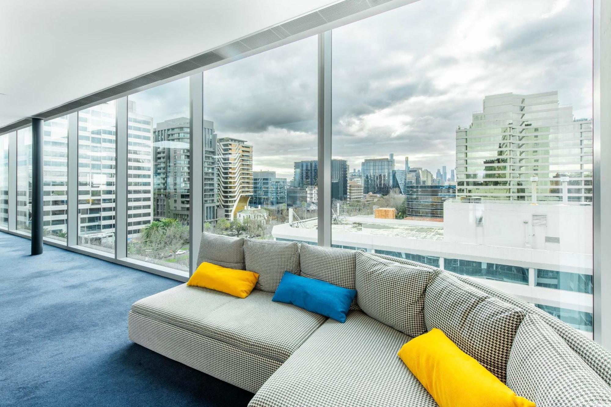 Apartment Spectacular 3-bedroom Penthouse With Private Lift On St Kilda Rd
