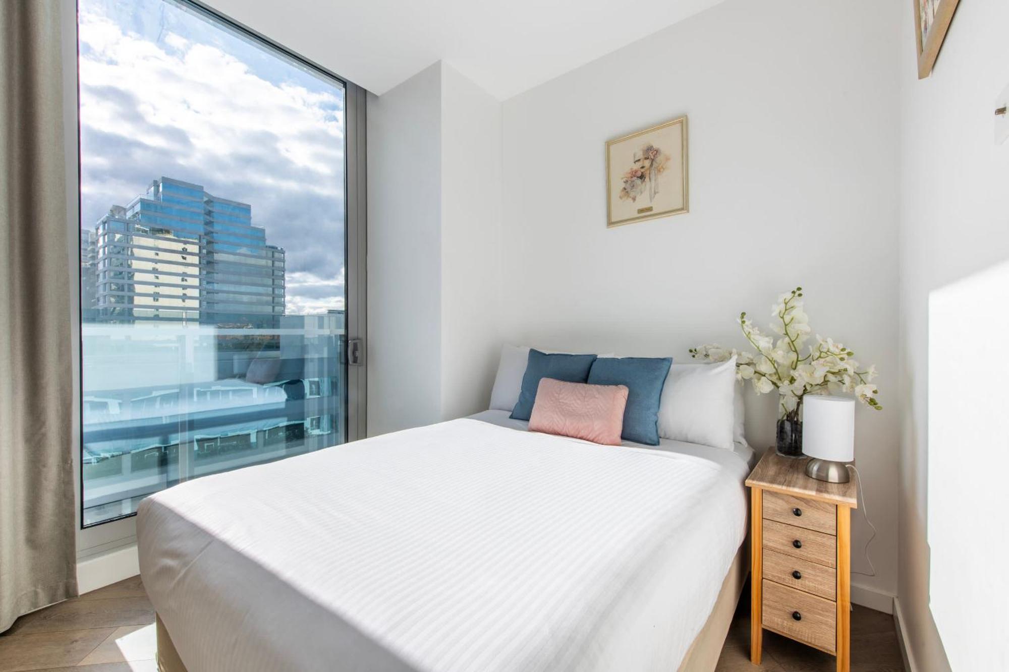 Spectacular 3-bedroom Penthouse With Private Lift On St Kilda Rd Apartment *