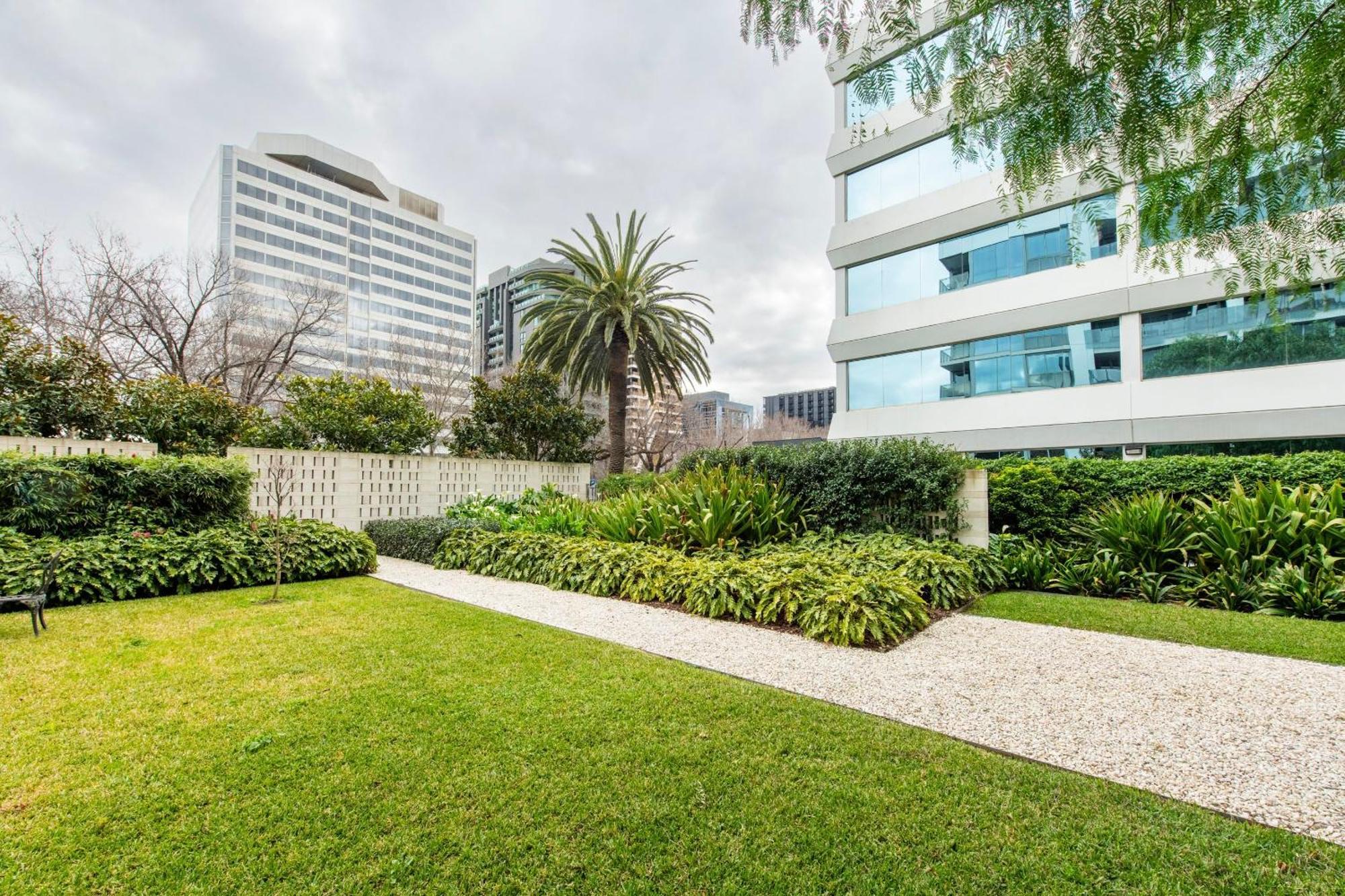 Apartment Spectacular 3-bedroom Penthouse With Private Lift On St Kilda Rd *