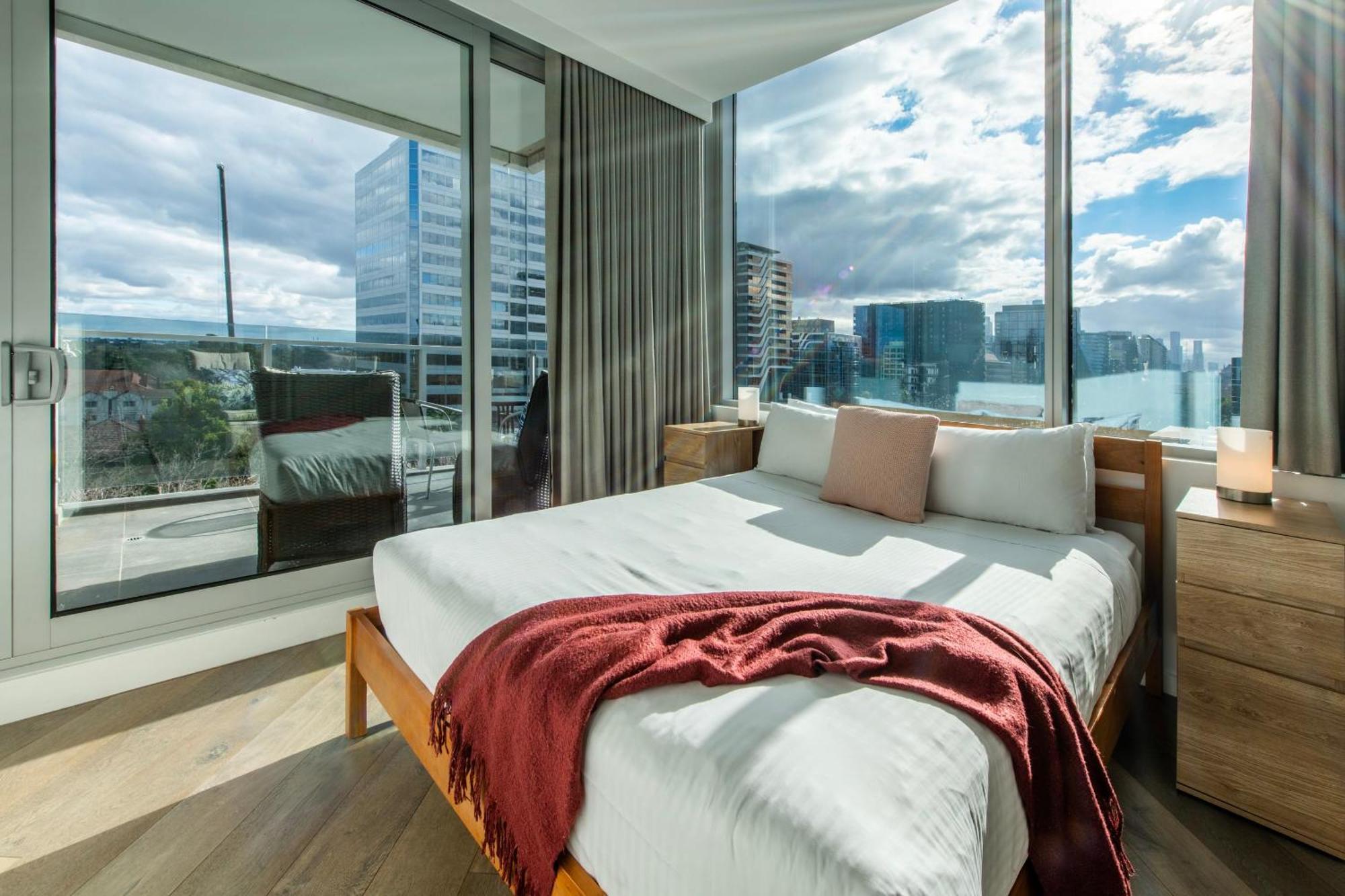 Apartment Spectacular 3-bedroom Penthouse With Private Lift On St Kilda Rd
