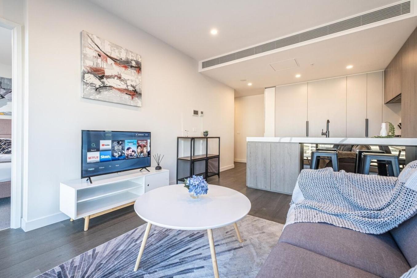 Batman 2br2ba Overlooking Stadium Pool Gym Park Apartment *