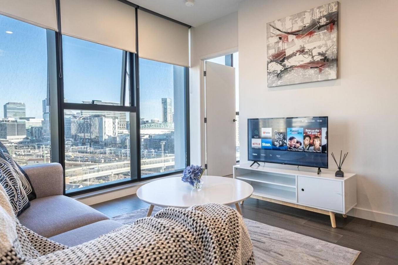 Apartment Batman 2br2ba Overlooking Stadium Pool Gym Park Melbourne