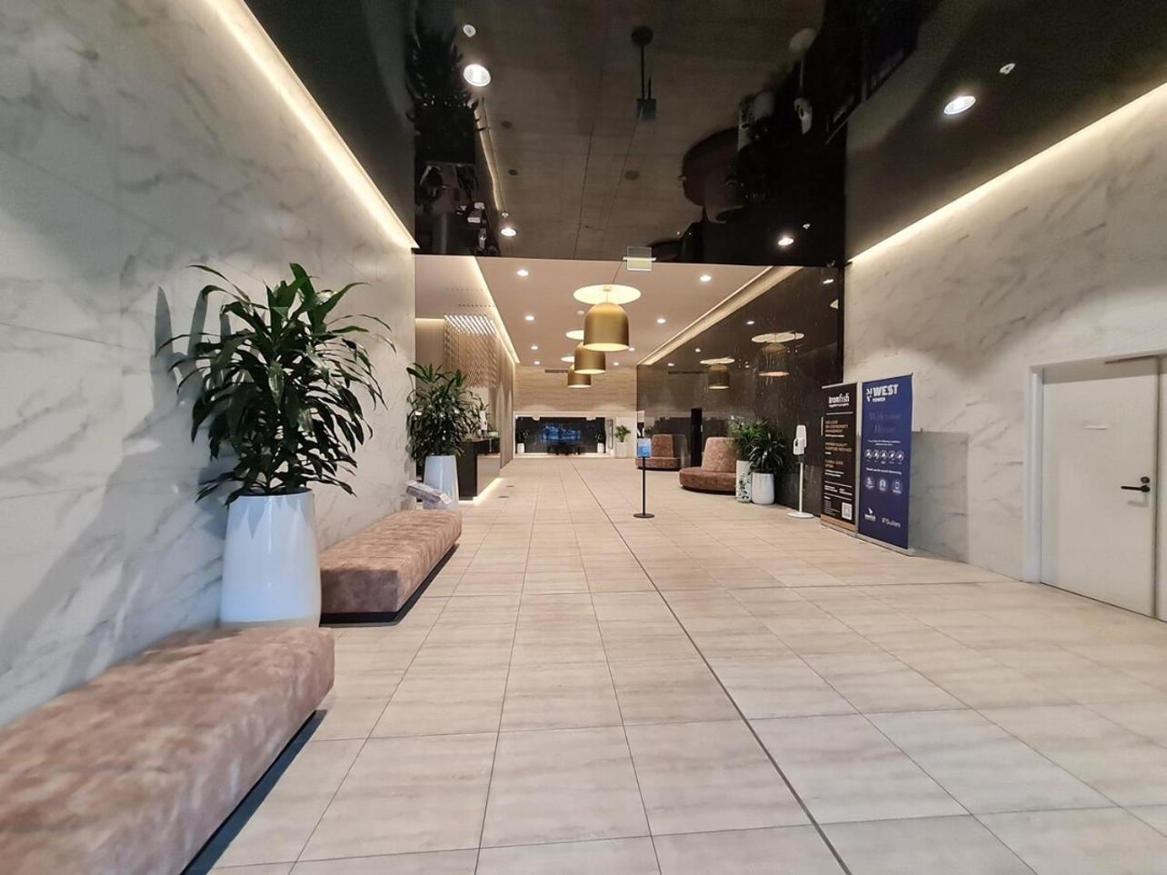 Batman 2br2ba Overlooking Stadium Pool Gym Park Apartment
