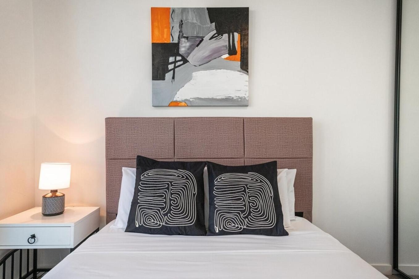 Batman 2br2ba Overlooking Stadium Pool Gym Park Apartment Melbourne