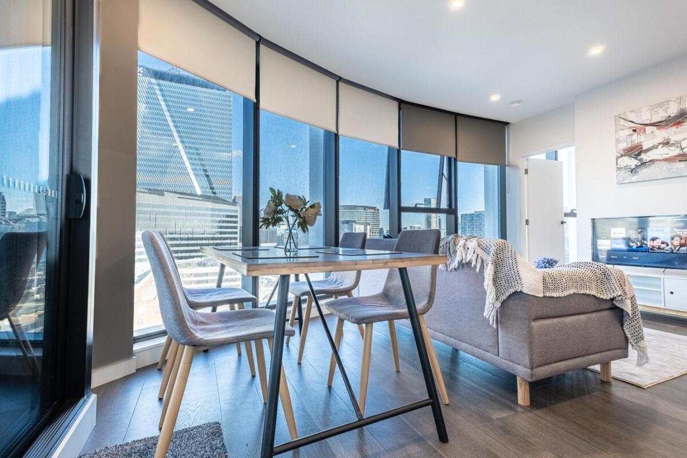 Batman 2br2ba Overlooking Stadium Pool Gym Park Apartment