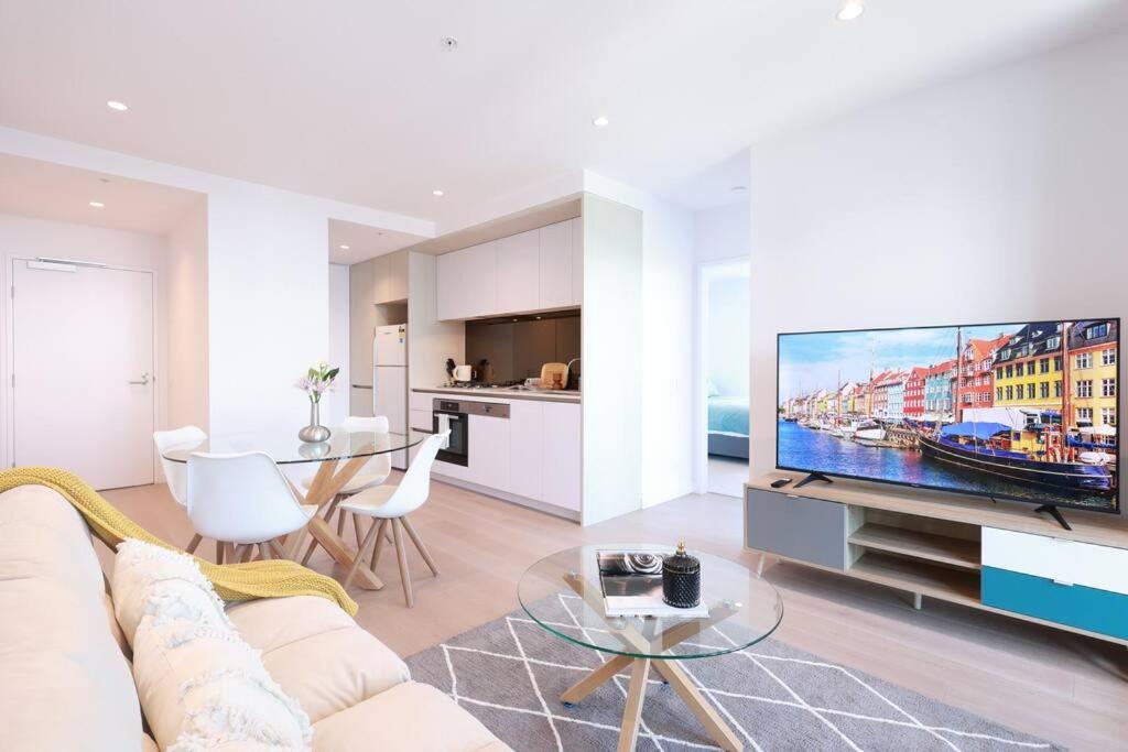 Apartment 11d Stunning Water And Skyline View 2 Bedroom Abnb With Free Parking *