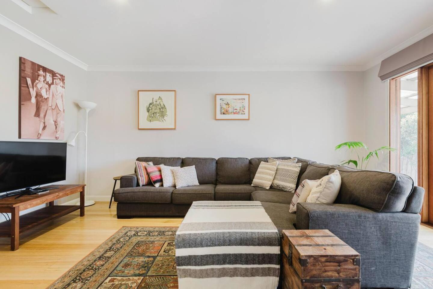 'tangerine Gleam' Cheerful Inner-city Family Abode