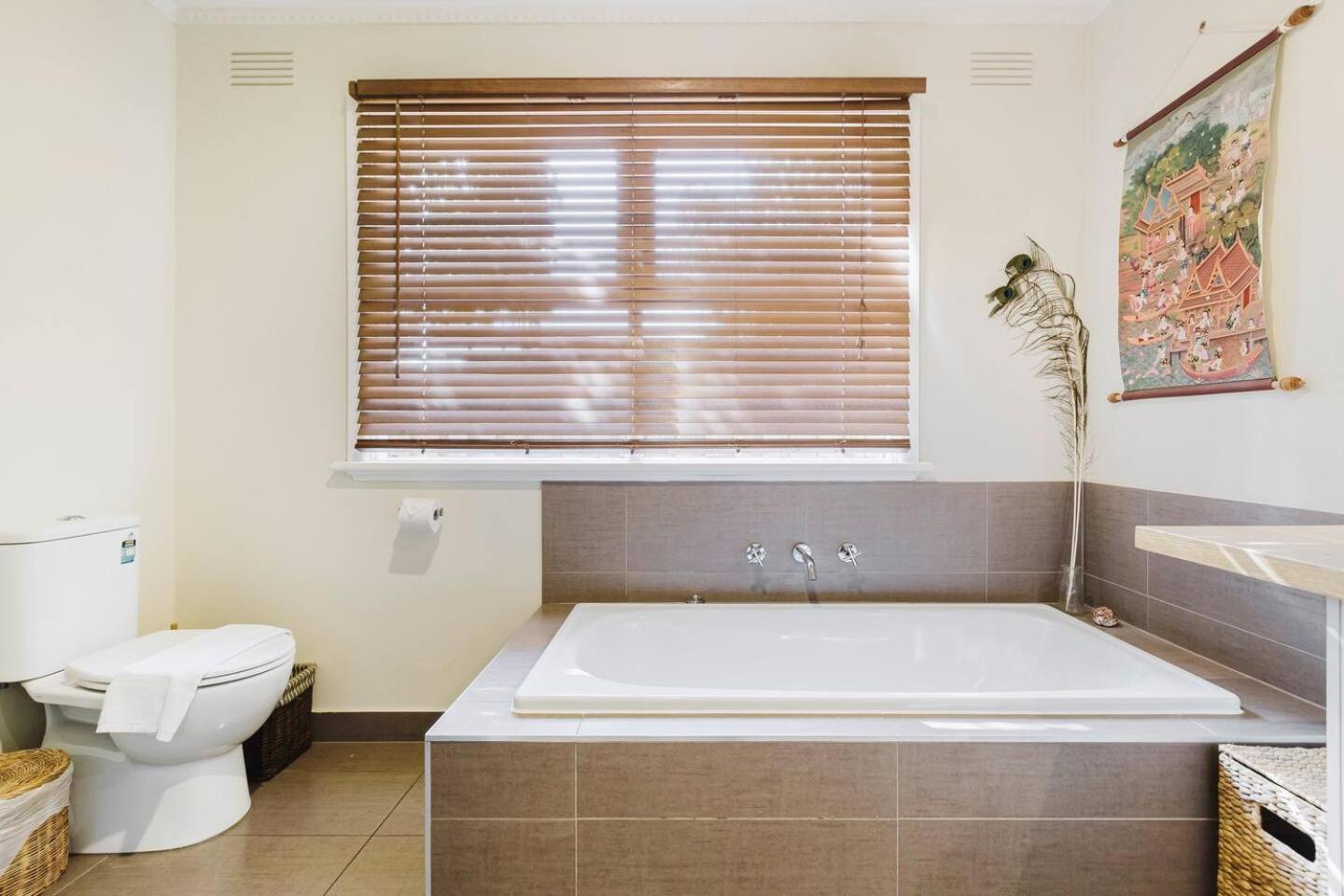 'tangerine Gleam' Cheerful Inner-city Family Abode