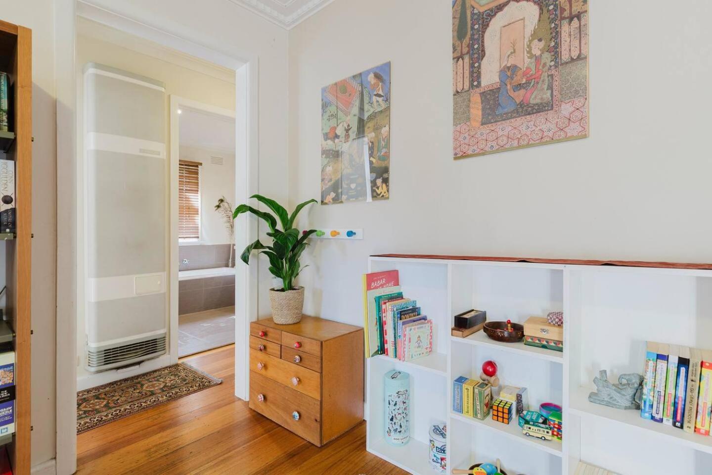 Apartment 'tangerine Gleam' Cheerful Inner-city Family Abode