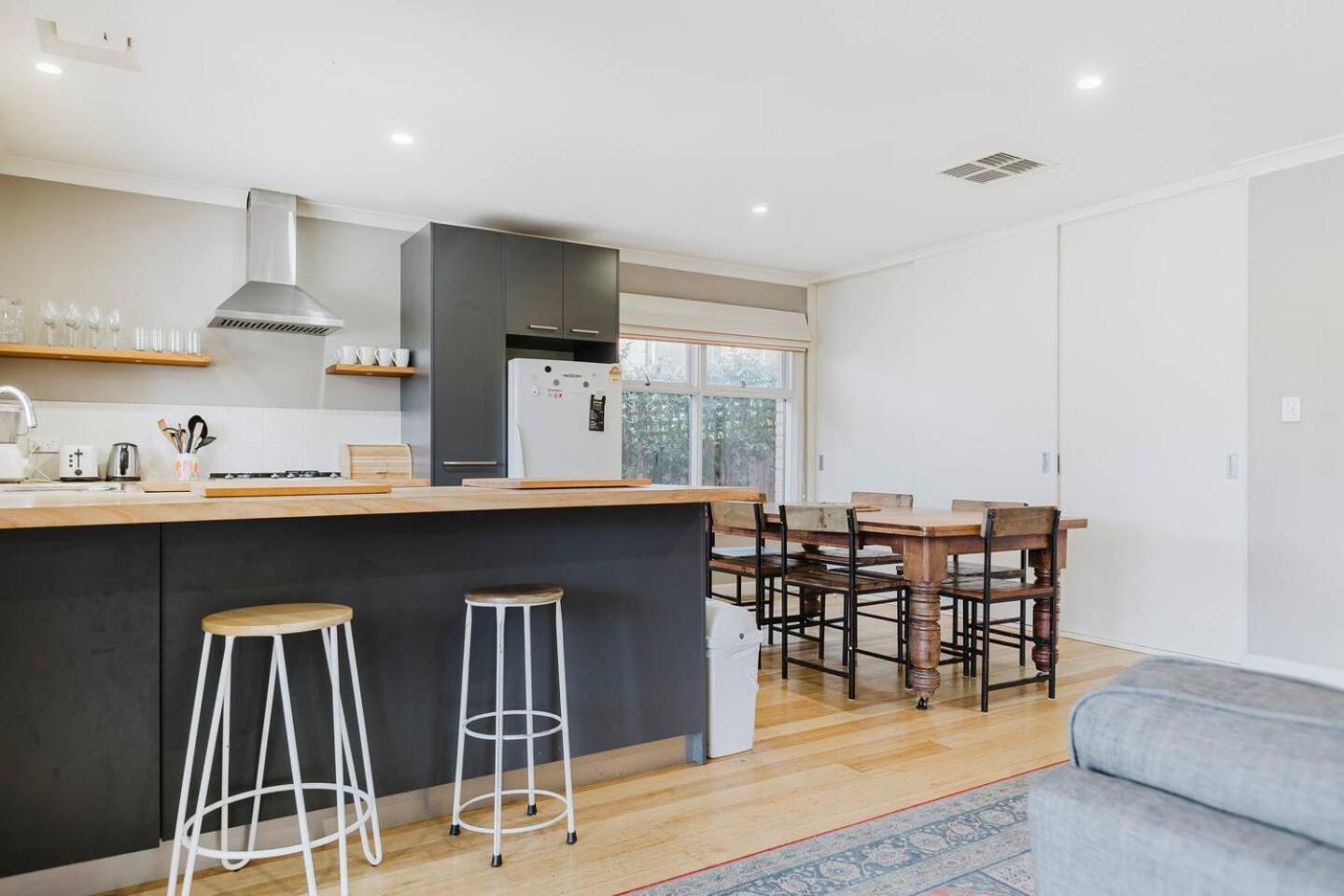 Apartment 'tangerine Gleam' Cheerful Inner-city Family Abode