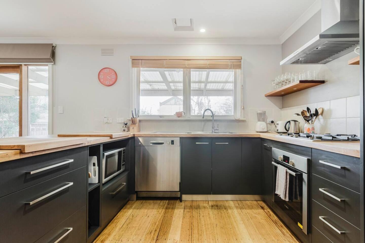 Apartment 'tangerine Gleam' Cheerful Inner-city Family Abode *
