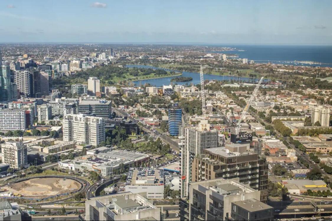 Modern 2b2b With Stunning Views Melbourne