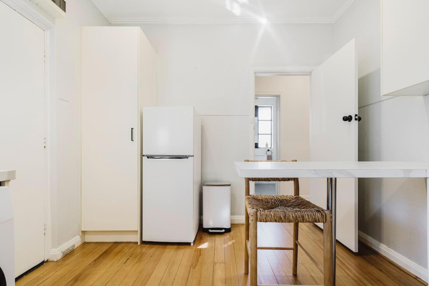 Salmon Calm - Trendy Velvet Allure By Park Apartment Melbourne