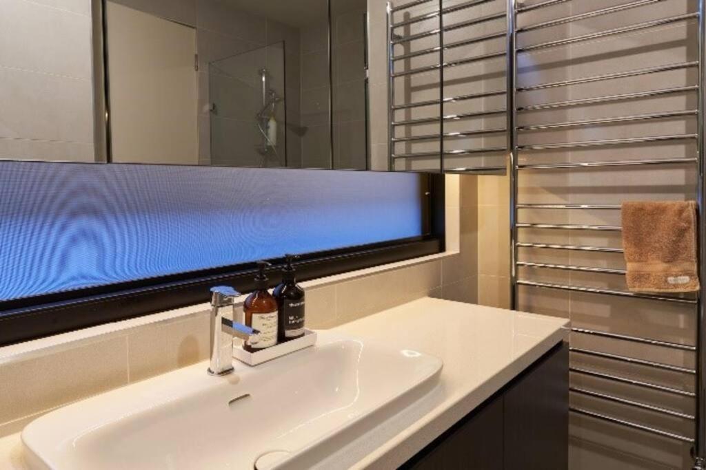 Brilliant Townhouse In Sensational Sth Melb Law *