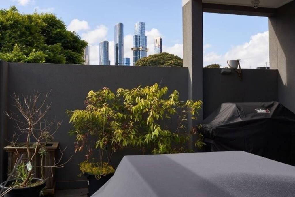 Brilliant Townhouse In Sensational Sth Melb Law