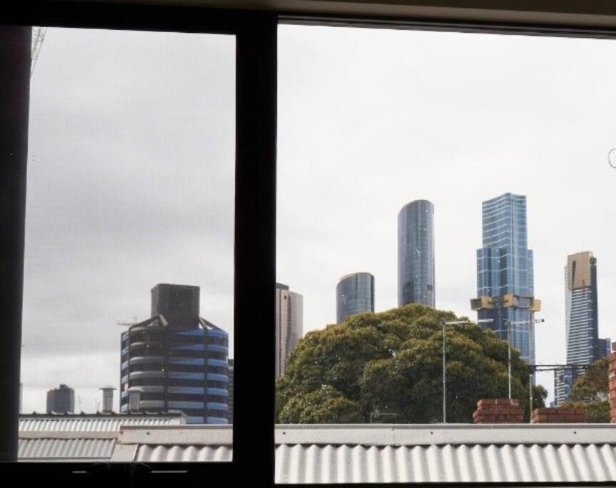 Brilliant Townhouse In Sensational Sth Melb Law *