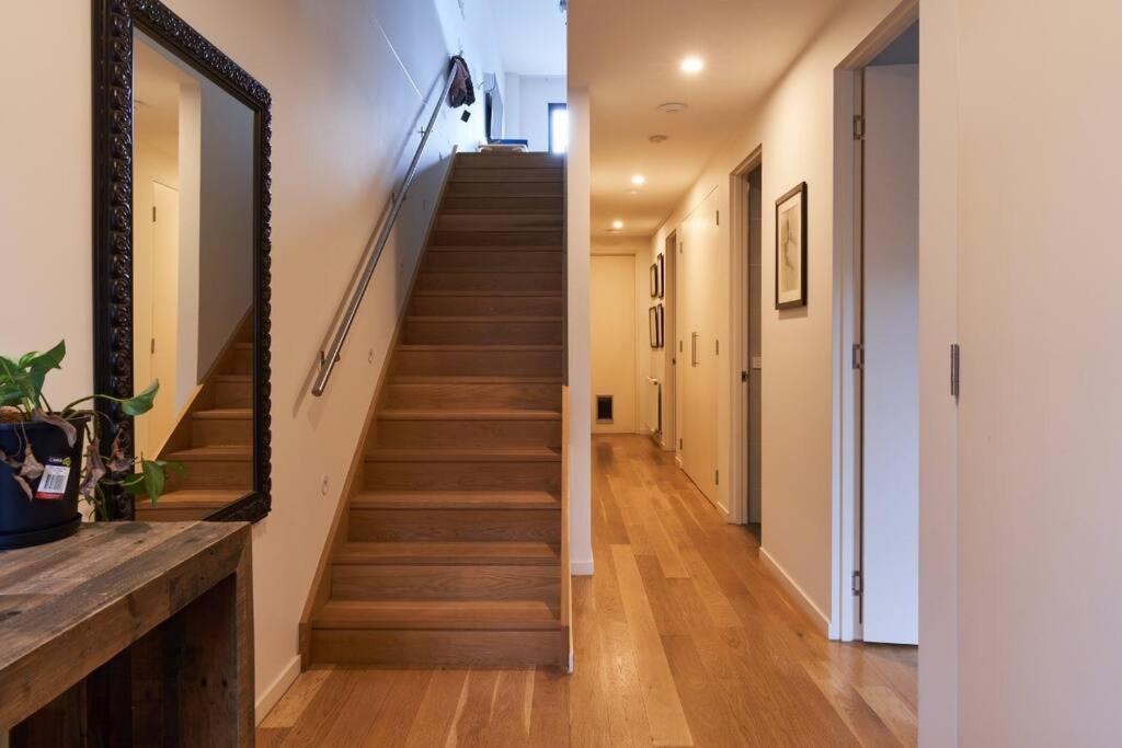 Brilliant Townhouse In Sensational Sth Melb Law Holiday home Melbourne
