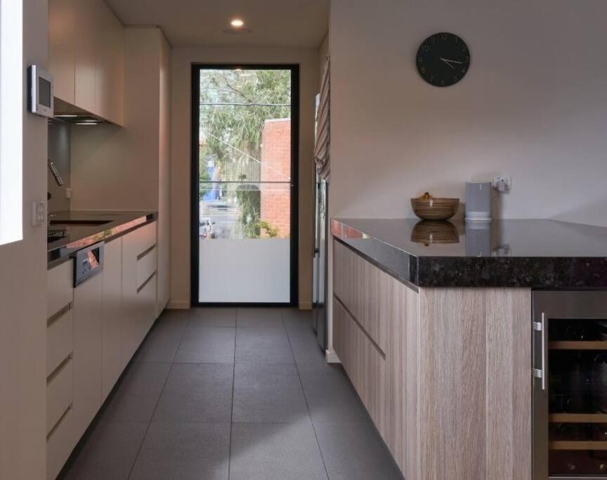 Brilliant Townhouse In Sensational Sth Melb Law * Melbourne