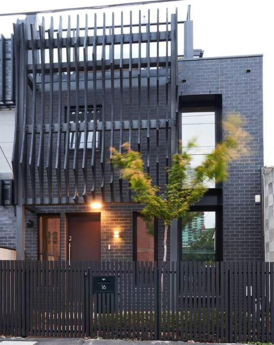 Holiday home Brilliant Townhouse In Sensational Sth Melb Law