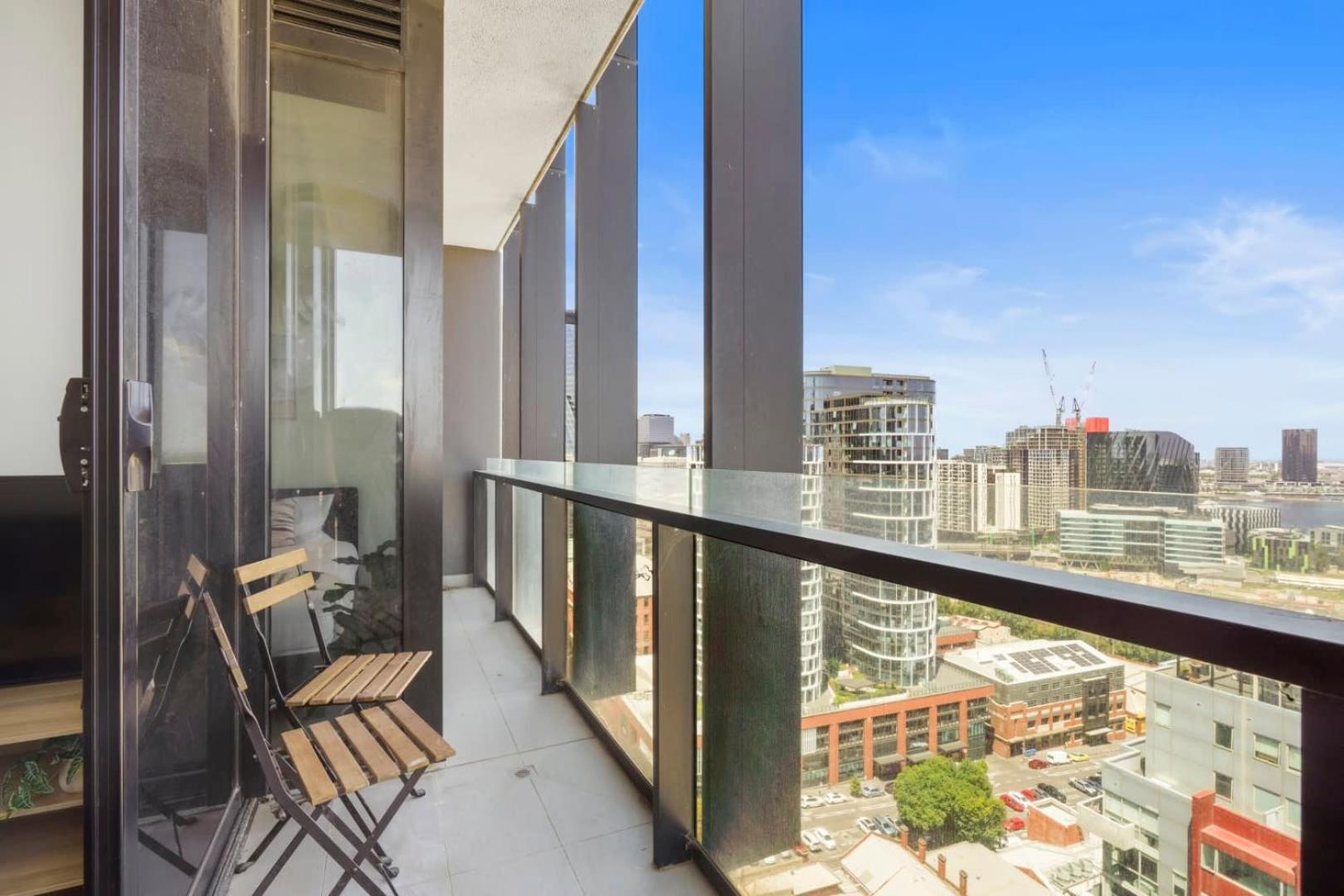 Contemporary Urban Living In West Apartment *