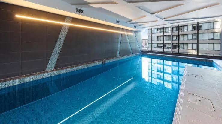 Entire 1 Bedroom Southbank - Gym Pool Sauna 1 Step To Crown Casino