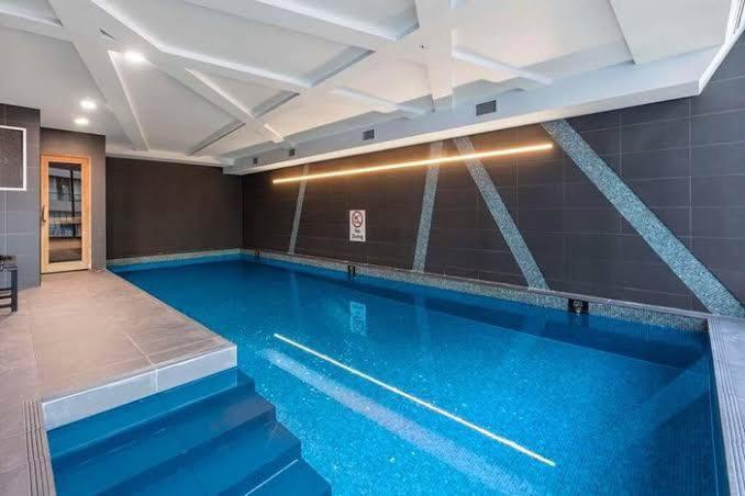 Entire 1 Bedroom Southbank - Gym Pool Sauna 1 Step To Crown Casino