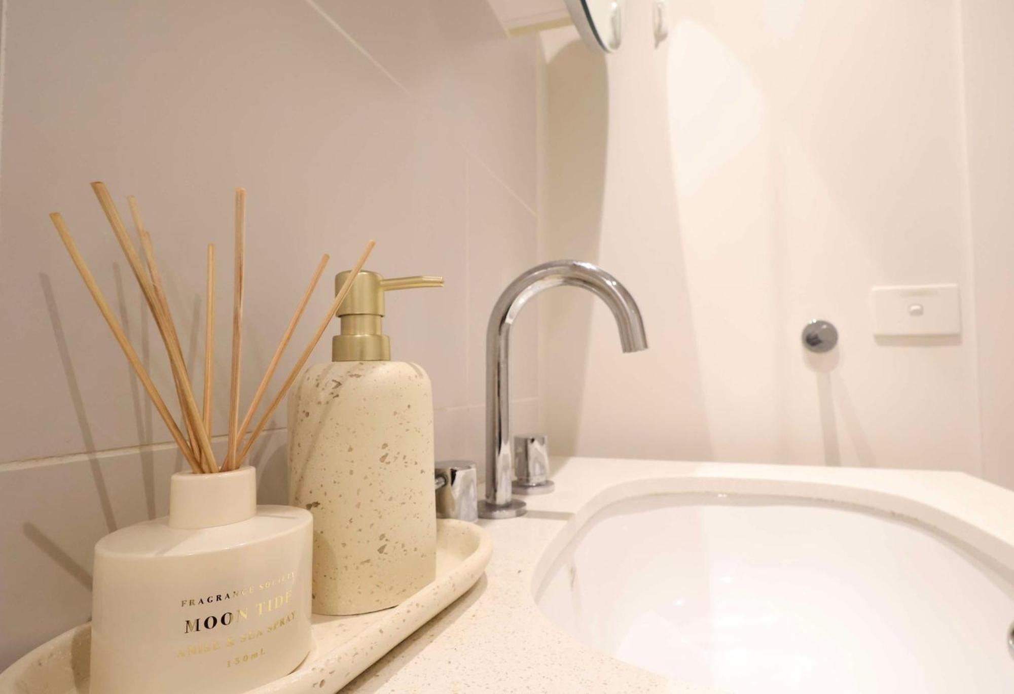Entire 1 Bedroom Southbank - Gym Pool Sauna 1 Step To Crown Casino