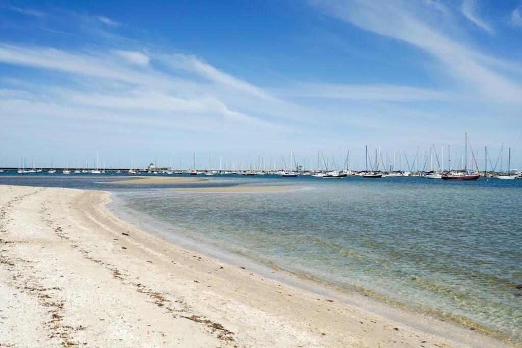 Apartment Beach-side With Parking Spot *