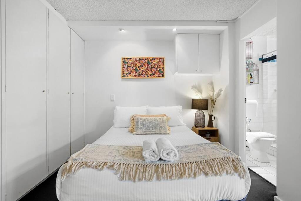 Apartment Beach-side With Parking Spot *