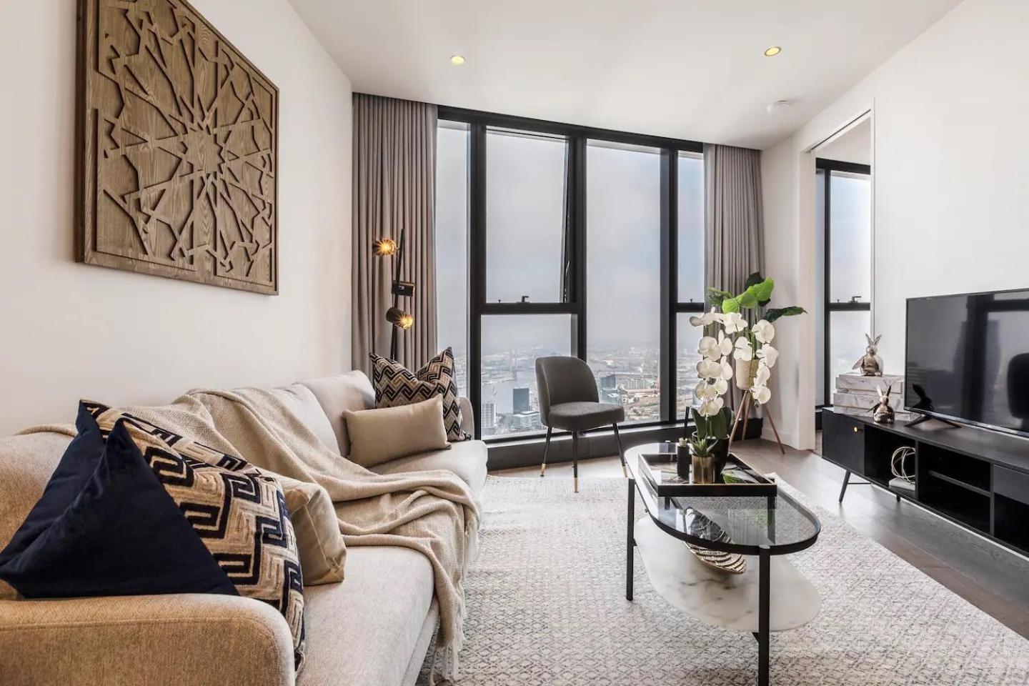Queens Place Classy Lvl 69 W Skyline Views *