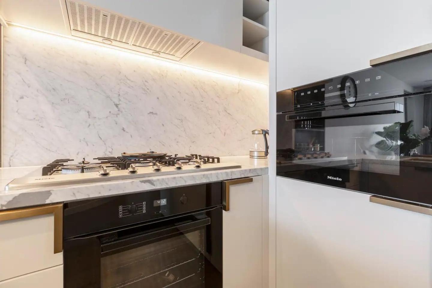 Queens Place Classy Lvl 69 W Skyline Views