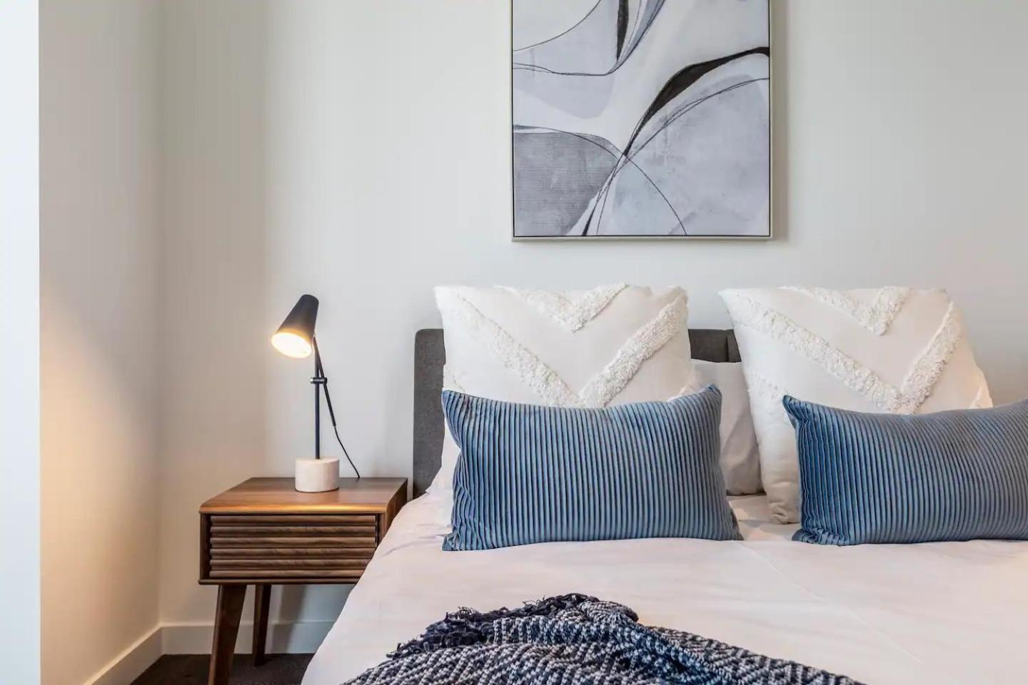 Queens Place Classy Lvl 69 W Skyline Views *