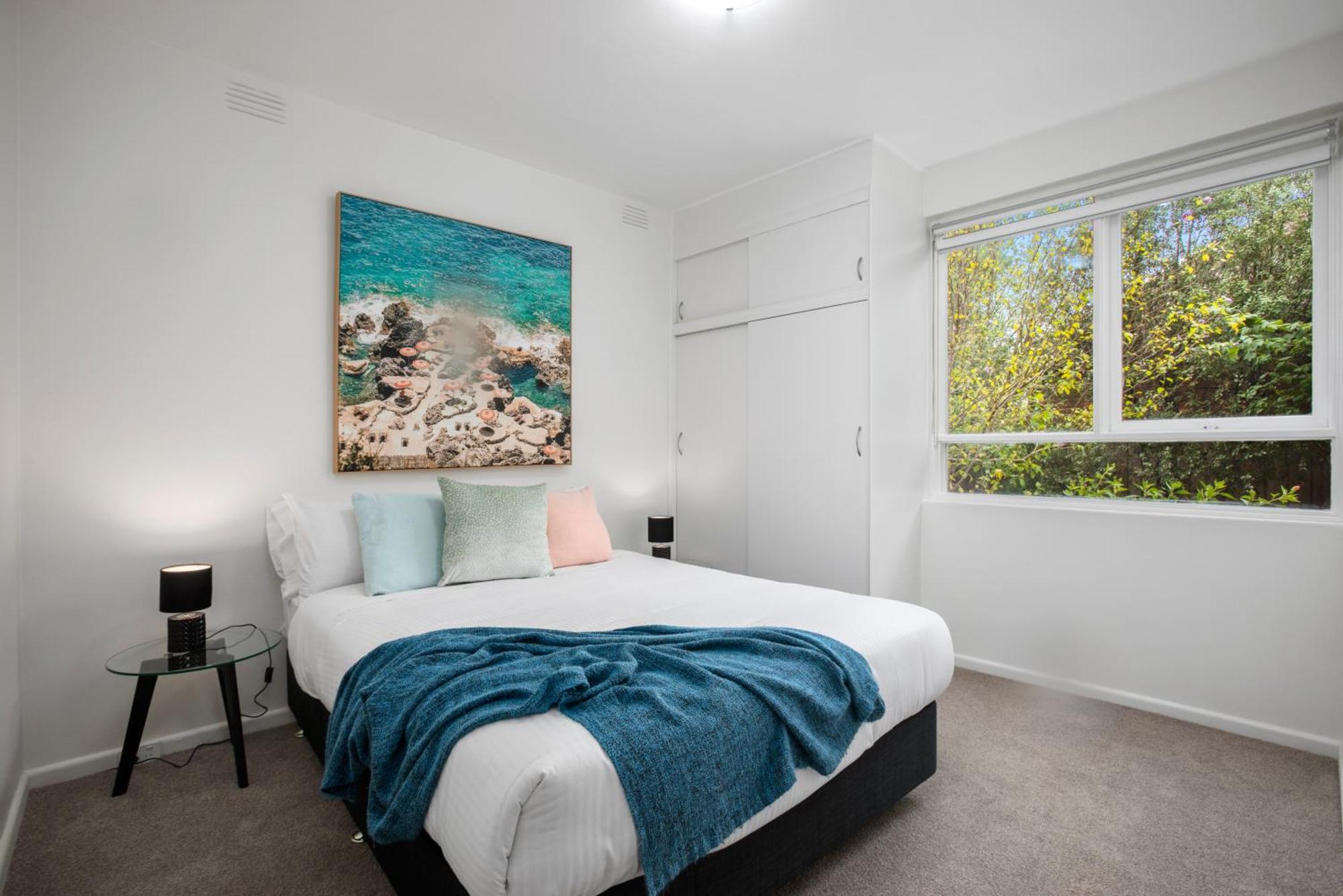 Complete Host Cromwell Rd * Melbourne