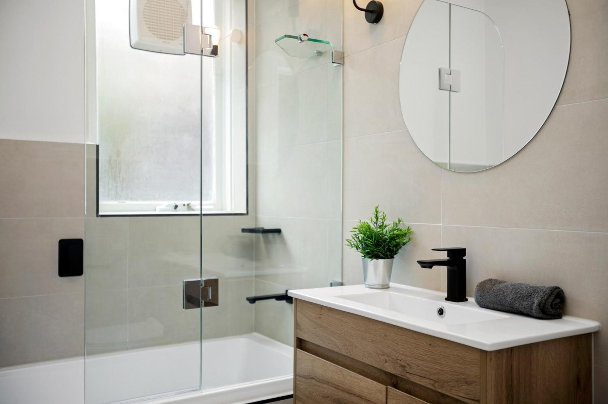 Complete Host Cromwell Rd * Melbourne