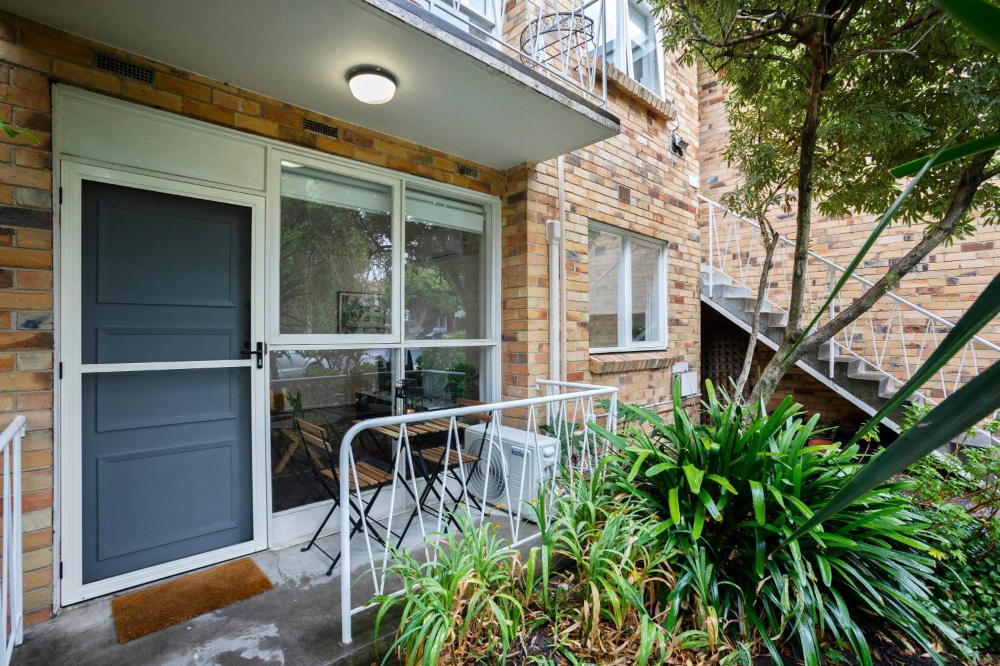 Complete Host Cromwell Rd * Melbourne