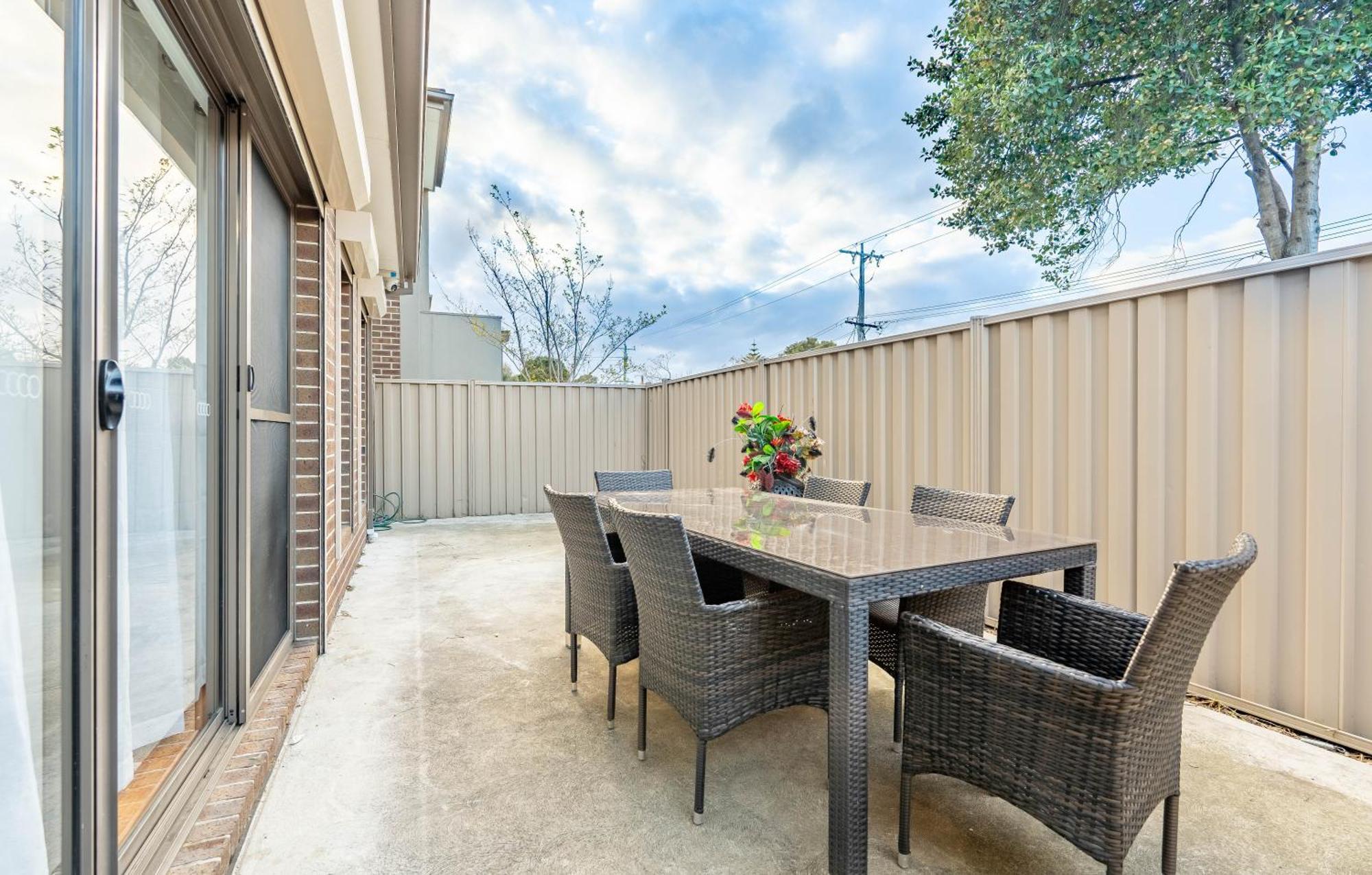 Hidden Gem - 3 Bedroom Townhouse In Heidelberg West *