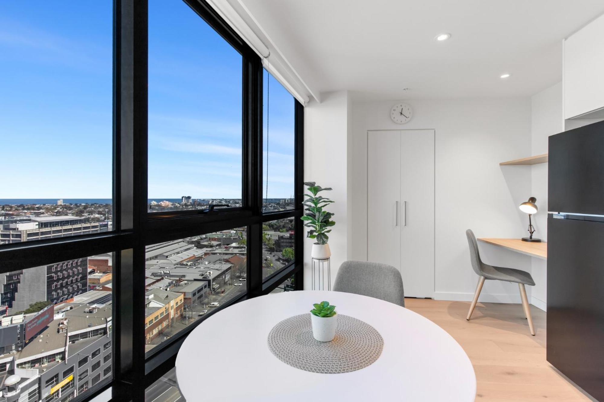 Stylish 1-bed With Pool Gym & Stunning Views