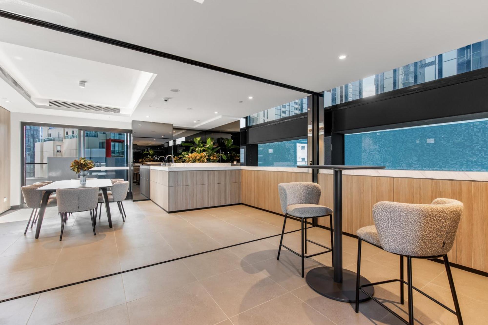 Stylish 1-bed With Pool Gym & Stunning Views Apartment