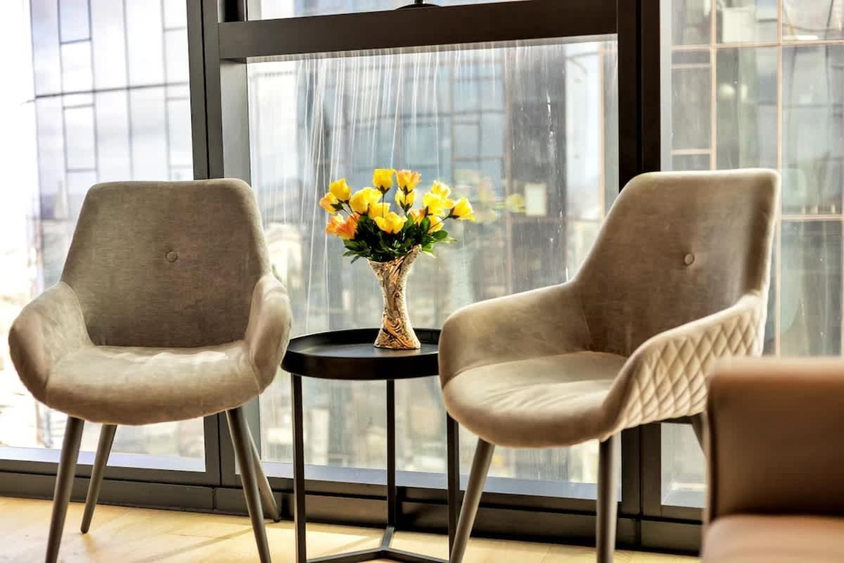 Square - 47th Floor 2br Executive Gem Melbourne