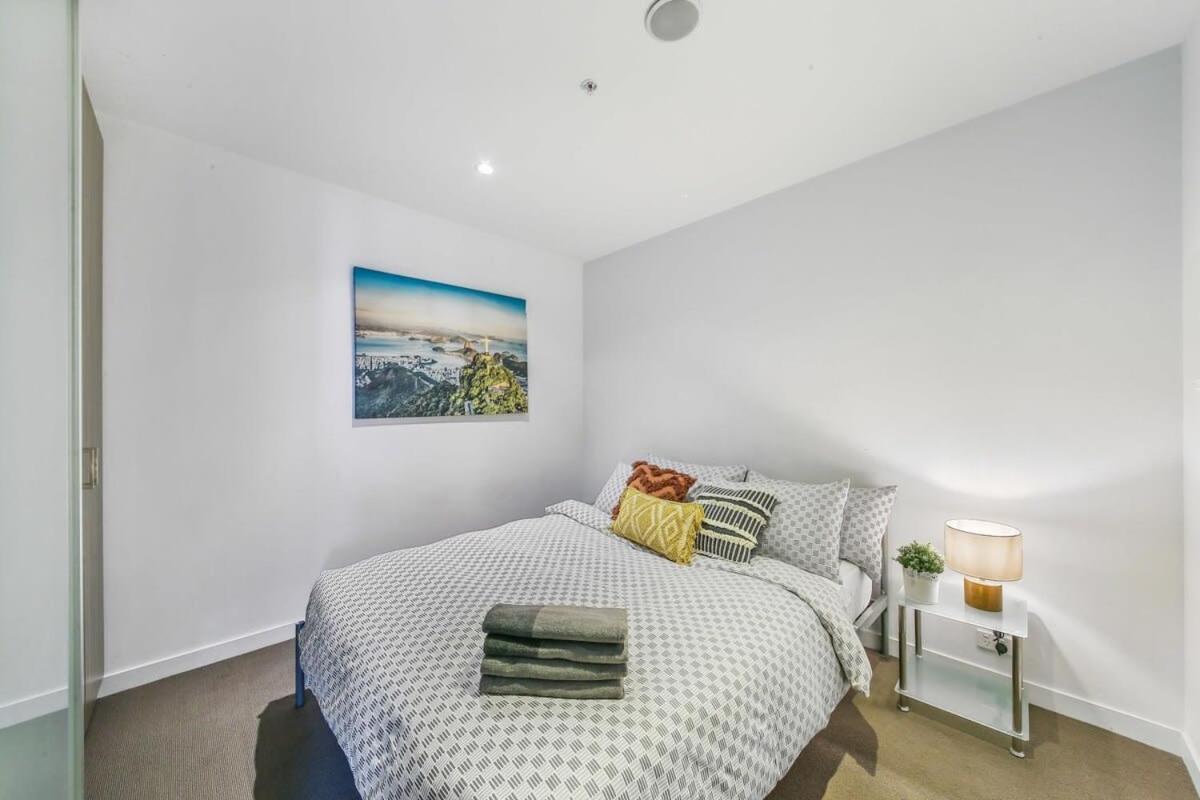A Comfy & Stylish 2br Near Southern Cross Apartment