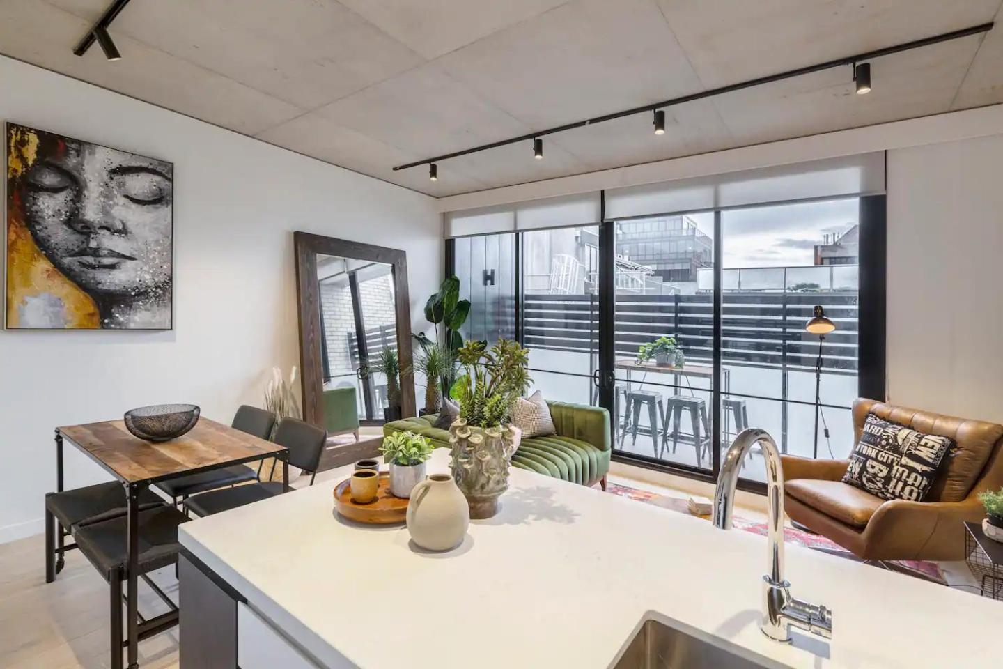 Industrialstyle Pad In Cool Grungy Neighborhood *