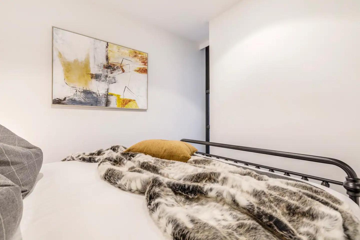 Industrialstyle Pad In Cool Grungy Neighborhood Apartment *