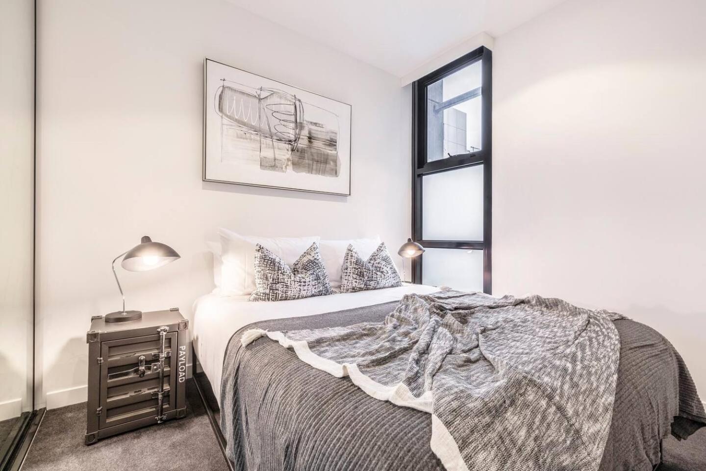 Industrialstyle Pad In Cool Grungy Neighborhood Apartment *